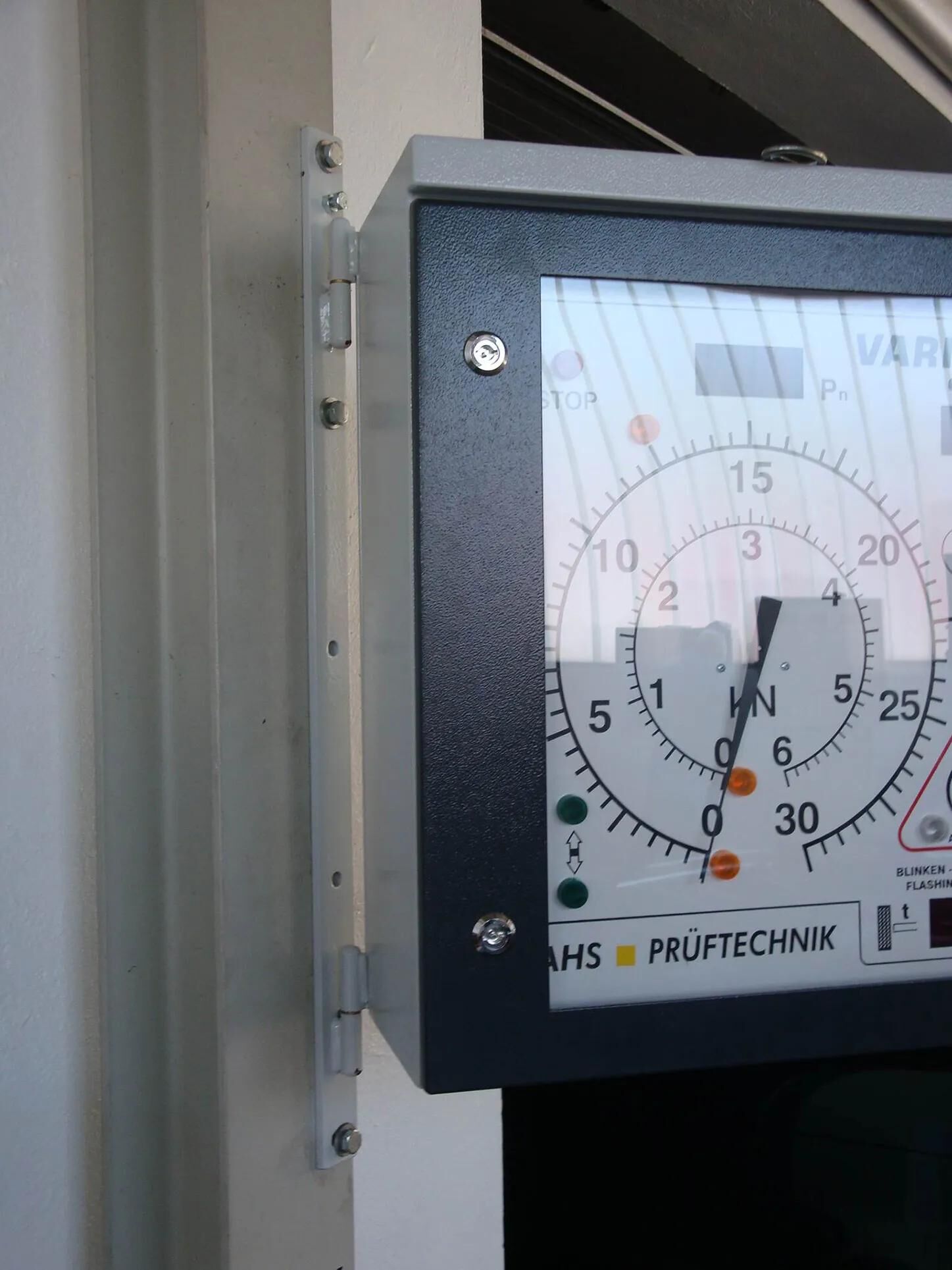 AHS PRÜFTECHNIK_Wandhalterung Bremsenprüfstände